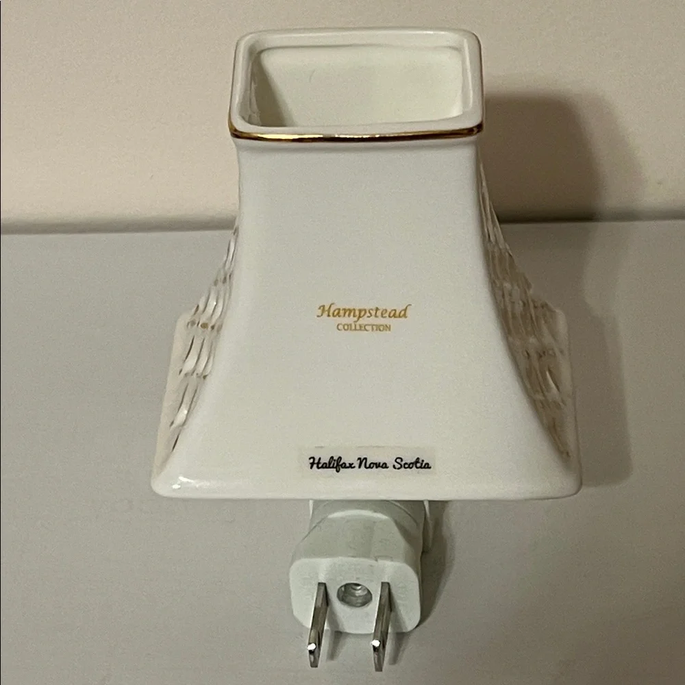 Adeline Porcelain Cat Night Light with Kittens, Butterflies 🦋 and Flowers 🌺 NWOT